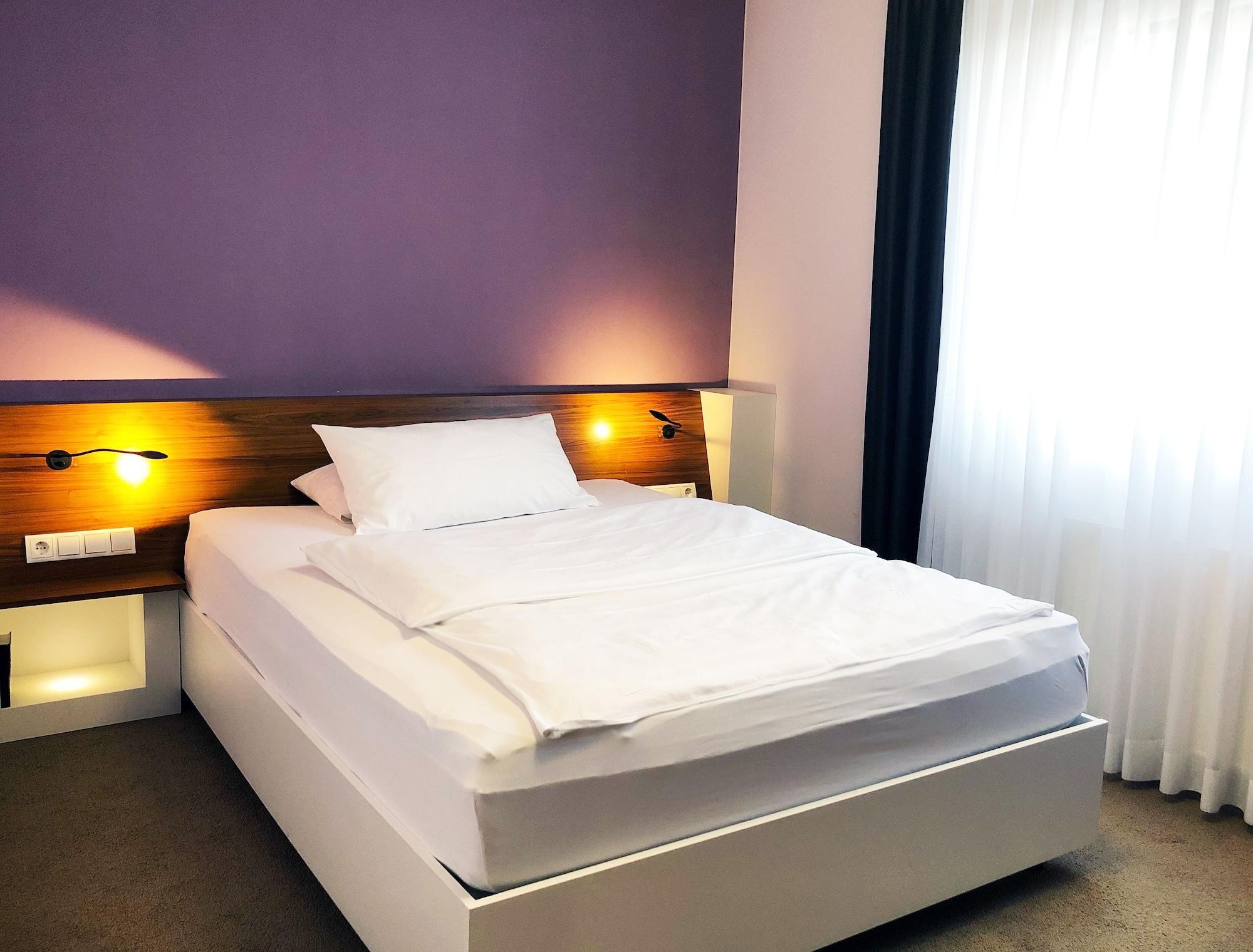 Hotel &Repeat Koeln Airport Esterno foto