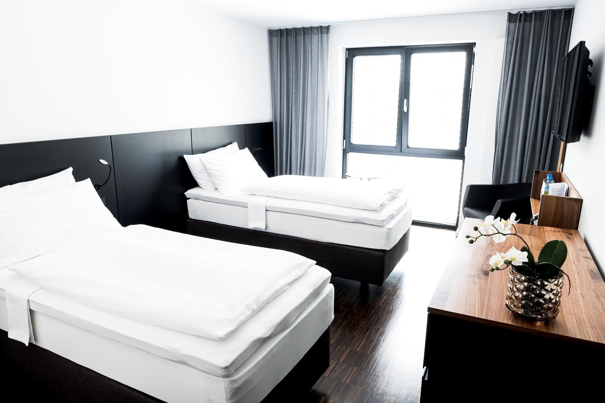 Hotel &Repeat Koeln Airport Esterno foto