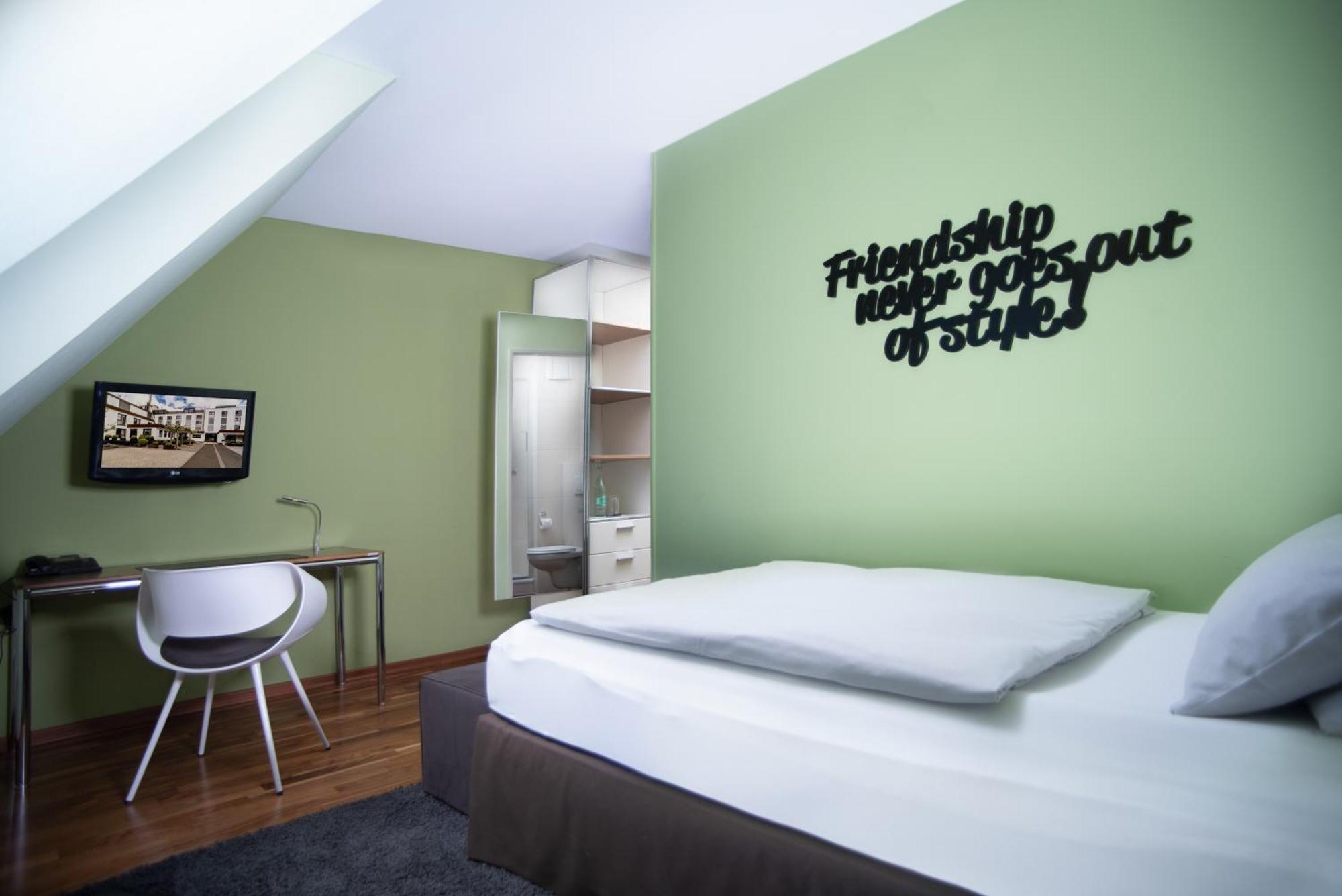 Hotel &Repeat Koeln Airport Esterno foto