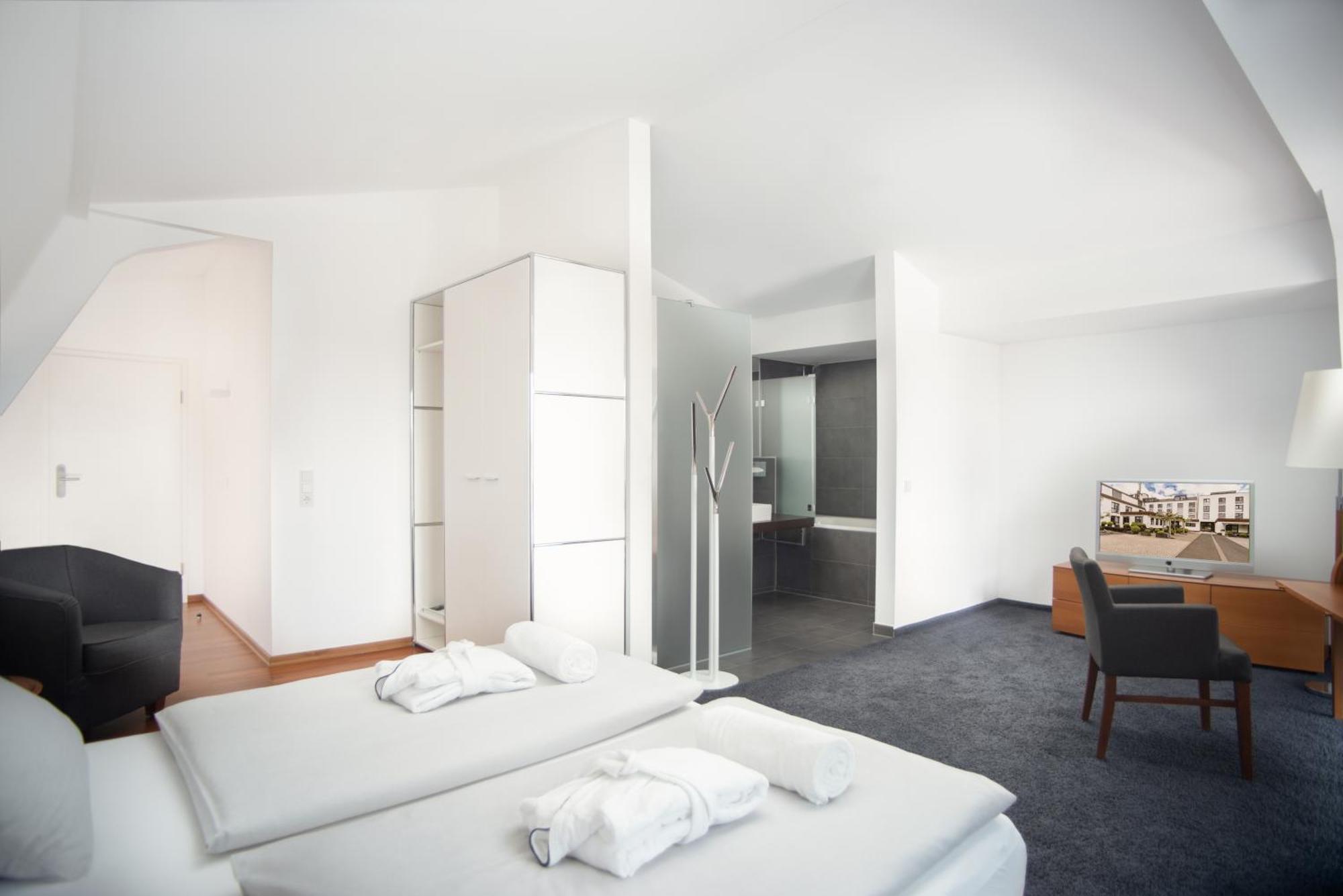 Hotel &Repeat Koeln Airport Esterno foto