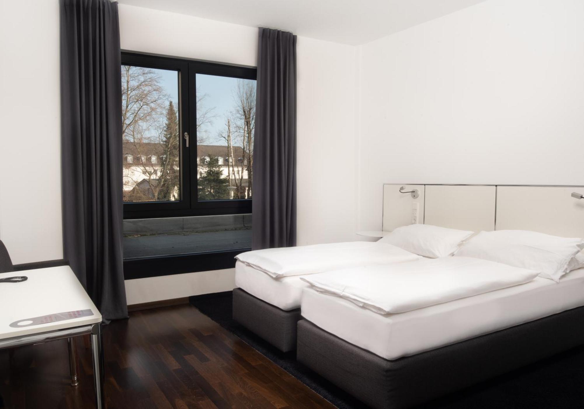 Hotel &Repeat Koeln Airport Esterno foto